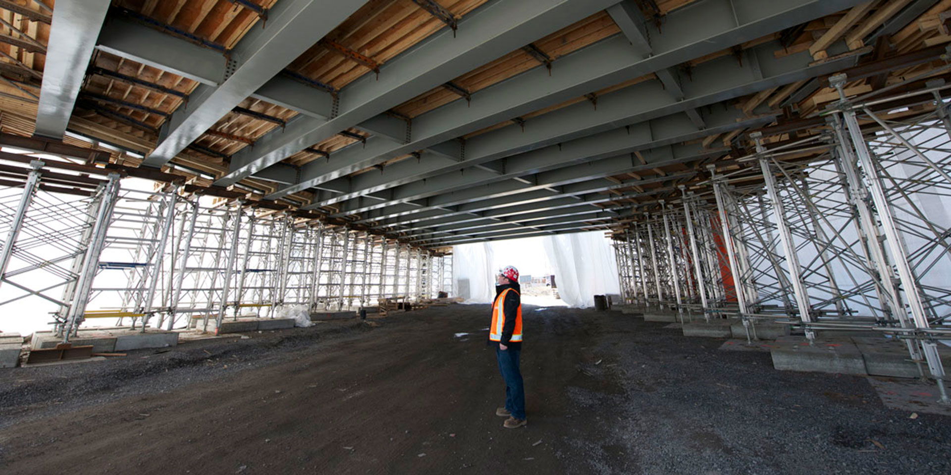 Highway 417 Bridge Rehabilitation and Rapid Bridge Replacement Worker 